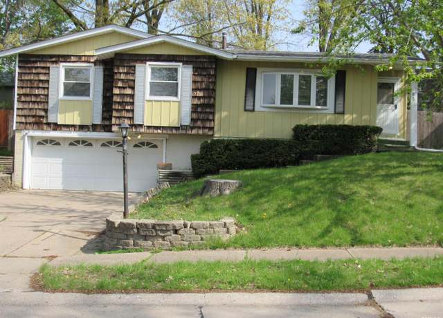 Property at 620 W 51st St, Davenport, IA 52806, 3 beds, 1.5 baths