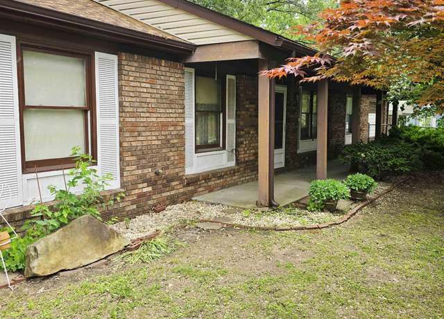 Property at 414 S Clayton St, Benton, IL 62812, 3 beds, 1.5 baths