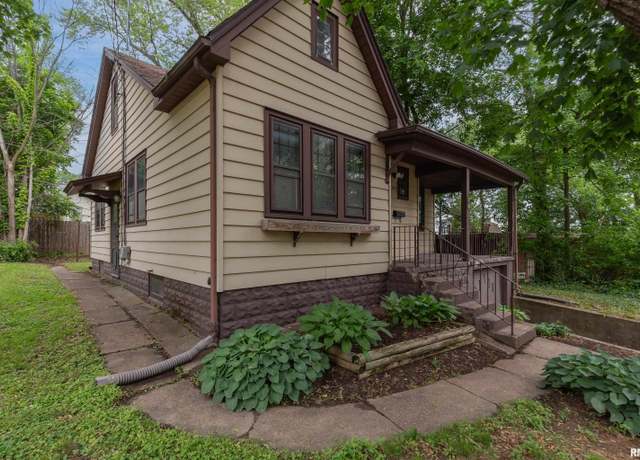 Property at 815 Esplanade Ave, Davenport, IA 52803, 3 beds, 1.5 baths