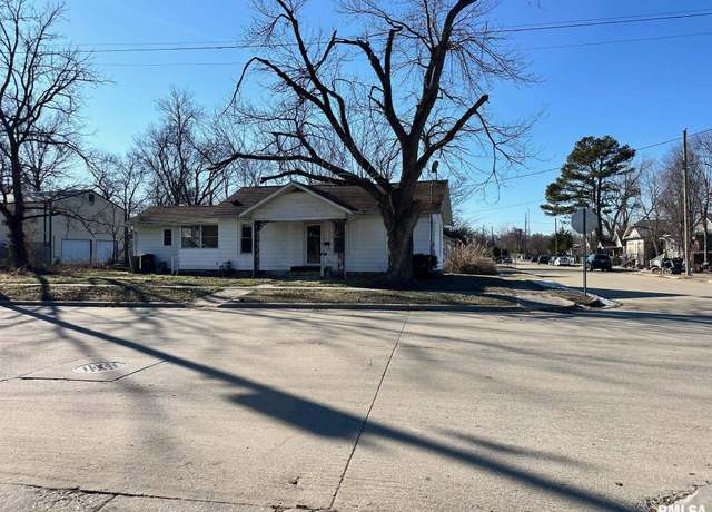 Property at 702 N Marion St, Carbondale, IL 62901, 3 beds, 1 bath