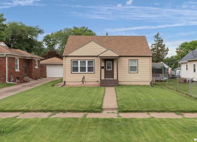 Property at 419 50th St, Moline, IL 61265-1964, 4 beds, 1 bath
