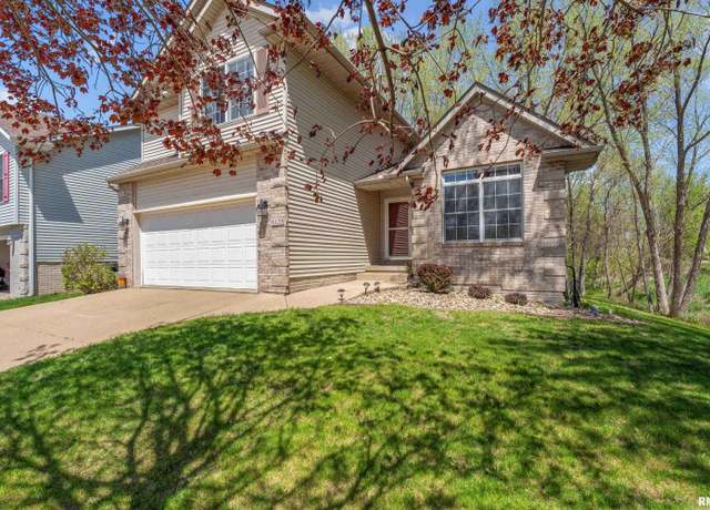 Property at 6135 Hillandale Rd, Davenport, IA 52806, 4 beds, 3.5 baths
