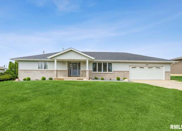Property at 404 10th St, Lowden, IA 52255, 4 beds, 3 baths
