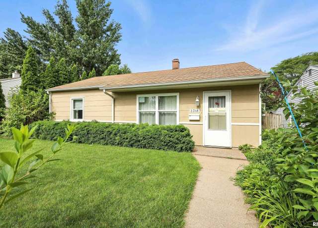 Property at 2318 N Lincoln Ave, Davenport, IA 52804, 2 beds, 1 bath