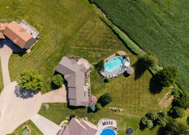Property at 27062 238th St, Le Claire, IA 52753, 4 beds, 3 baths