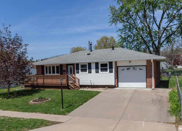 Property at 5009 45th Avenue Court, Moline, IL 61265, 4 beds, 2 baths
