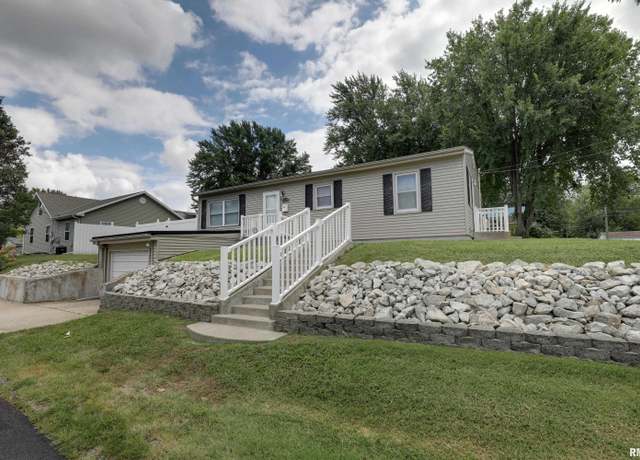 Property at 1026 N 15th St, Quincy, IL 62301, 2 beds, 2 baths