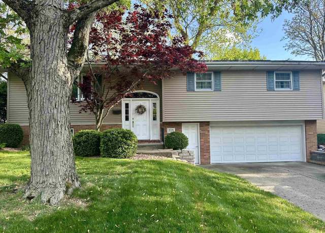 Property at 2526 W Huntington Dr, Peoria, IL 61614, 3 beds, 2.5 baths