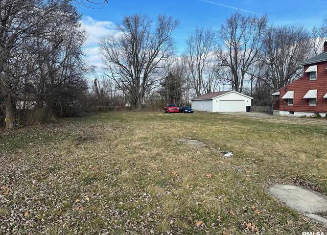 Property at 710 E Douglas St, Jacksonville, IL 62650