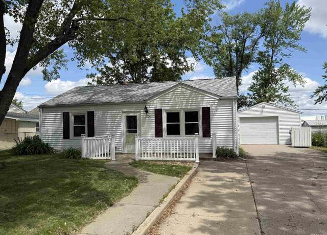 Property at 2006 W 75th Pl, Davenport, IA 52806, 2 beds, 1 bath