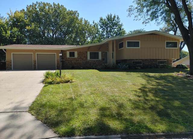 Property at 5918 N Roxbury Ln, Peoria, IL 61614, 4 beds, 3 baths