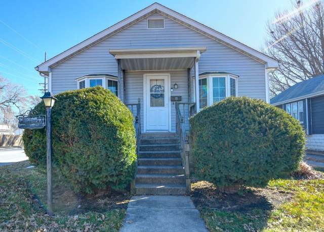 Property at 1002 W Poplar St, Taylorville, IL 62568, 3 beds, 2 baths