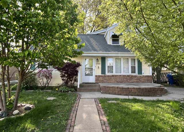 Property at 2963 9th St, Moline, IL 61265, 4 beds, 3 baths