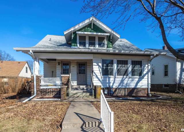 Property at 2329 Pershing Ave, Davenport, IA 52803, 3 beds, 2 baths