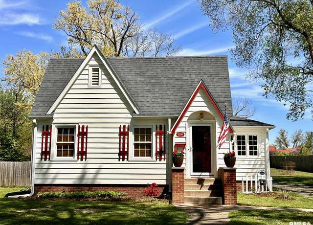 Property at 1050 S Clay Ave, Jacksonville, IL 62650, 3 beds, 1 bath