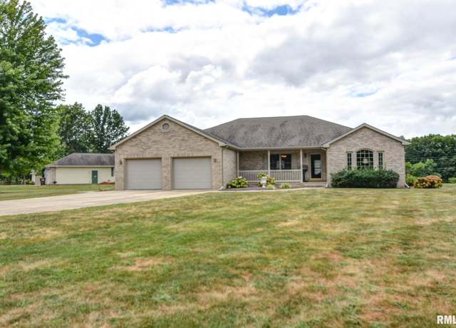 Property at 1 Lakeview Rd, Taylorville, IL 62568, 3 beds, 2.5 baths