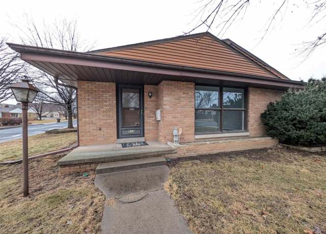 Property at 813 W Forrest Hill Ave, Peoria, IL 61604, 3 beds, 2 baths