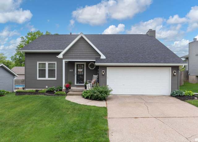 Property at 1425 W 48th St, Davenport, IA 52806, 3 beds, 2.5 baths