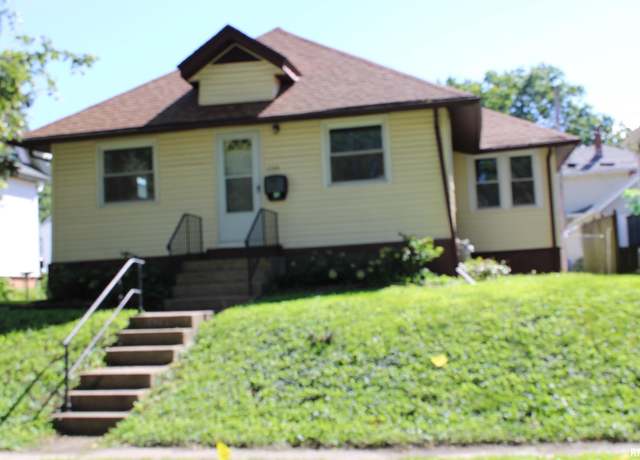 Property at 2709 Iowa St, Davenport, IA 52803, 3 beds, 1 bath