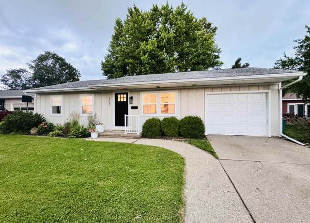 Property at 702 S Pearl St, Macomb, IL 61455, 3 beds, 1 bath