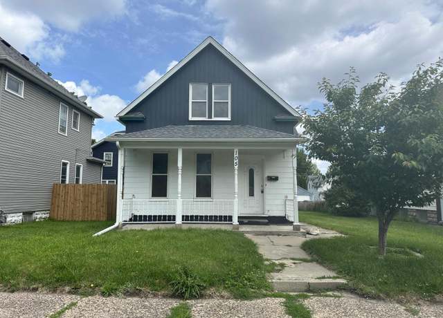 Property at 105 6th Ave, Moline, IL 61265, 3 beds, 1 bath