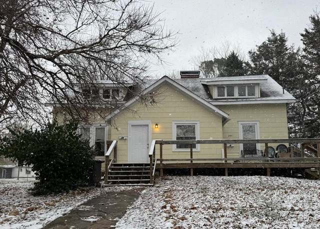 Property at 517 N Oakland Ave, Carbondale, IL 62901, 5 beds, 2 baths