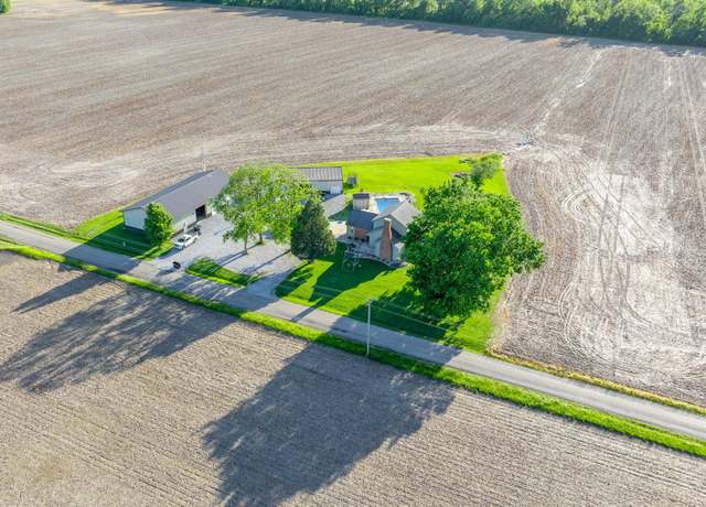 Property at 1319 Medlin Rd, Centralia, IL 62801, 4 beds, 3.5 baths