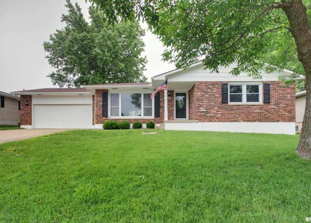 Property at 2905 Harrison St, Quincy, IL 62301, 3 beds, 2.5 baths