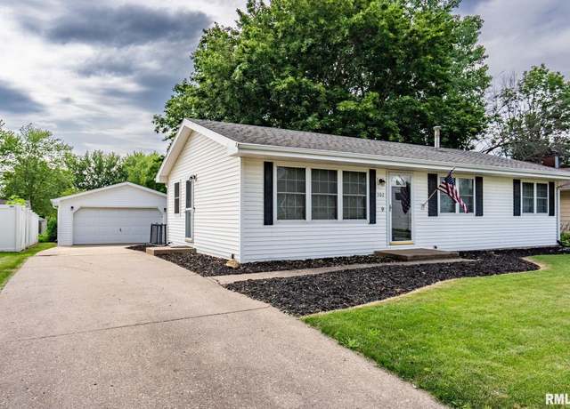 Property at 302 N 8th St, Eldridge, IA 52748, 3 beds, 2.5 baths