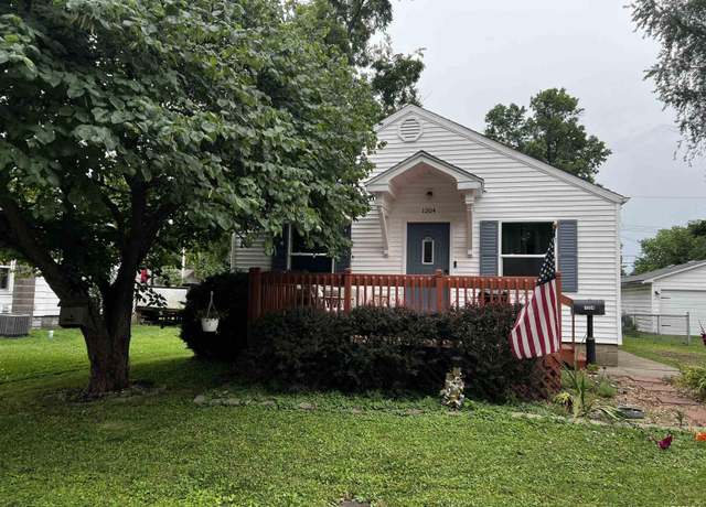 Property at 1204 W Franklin St, Taylorville, IL 62568, 3 beds, 2 baths