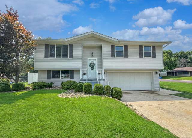 Property at 200 Kickapoo Dr, East Peoria, IL 61611, 3 beds, 2 baths