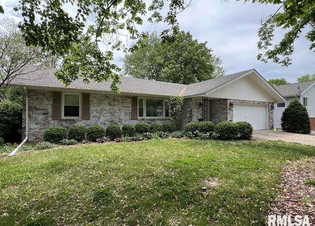 Property at 849 E Franklin St, Macomb, IL 61455, 3 beds, 2.5 baths
