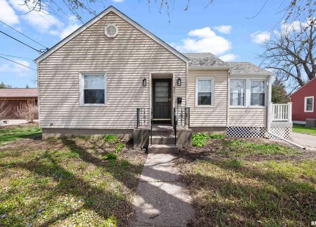 Property at 422 3rd Ave, De Witt, IA 52742, 2 beds, 1 bath