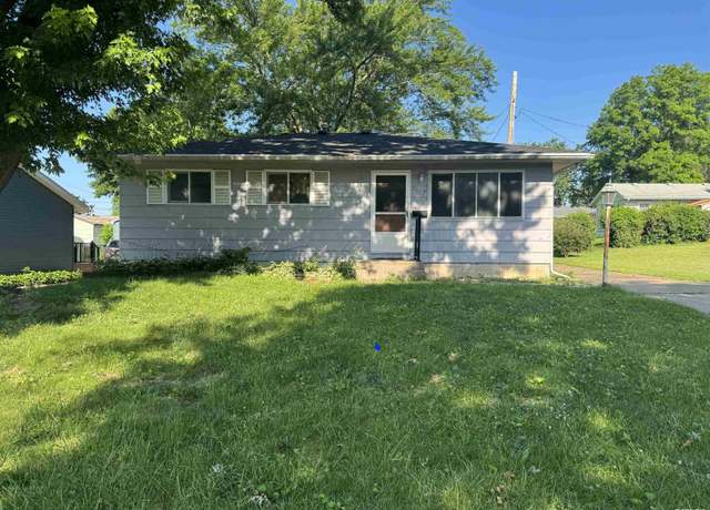 Property at 2938 Summit Hills Ct, Bettendorf, IA 52722, 4 beds, 2 baths
