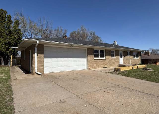 Property at 1336 Northlawn Rd, Davenport, IA 52804, 3 beds, 2 baths