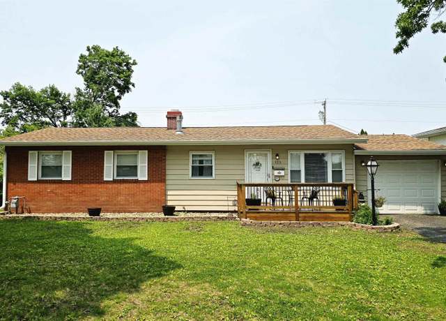 Property at 925 Parkview Rd, Galesburg, IL 61401, 3 beds, 2 baths