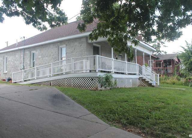 Property at 205 W Cherry St, Carbondale, IL 62901, 3 beds, 1 bath