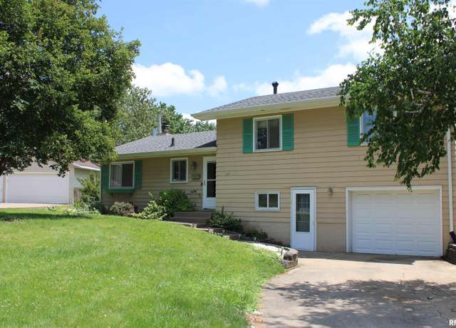 Property at 2809 Hillside Ct, Bettendorf, IA 52722, 5 beds, 2 baths