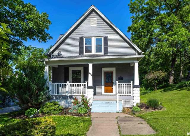 Property at 1030 Oneida Ave, Davenport, IA 52803, 4 beds, 2 baths