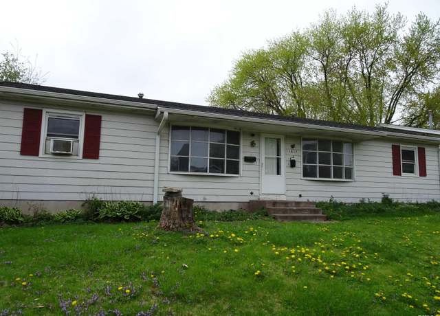 Property at 1617 W 43rd St, Davenport, IA 52806, 4 beds, 2 baths