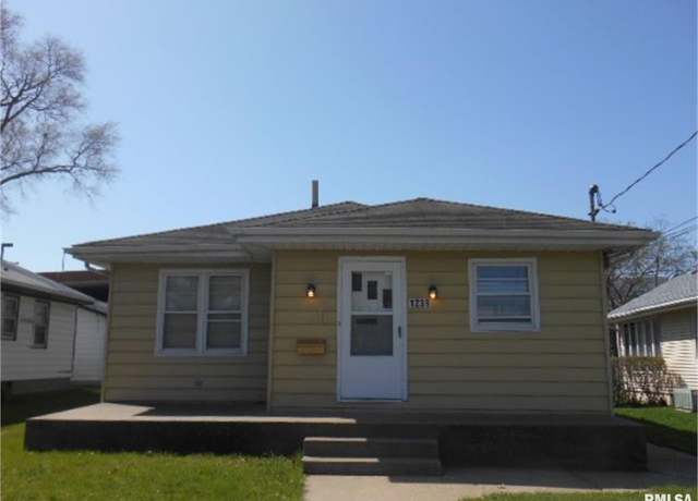 Property at 1239 E Dover Ct, Davenport, IA 52803, 3 beds, 2 baths