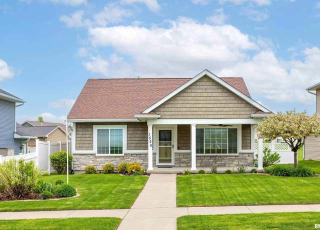 Property at 1526 Parkview Ln, Davenport, IA 52807, 3 beds, 3 baths