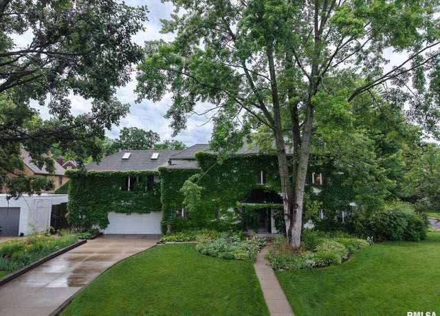 Property at 102 W Crestwood Dr, Peoria, IL 61614, 3 beds, 3.5 baths
