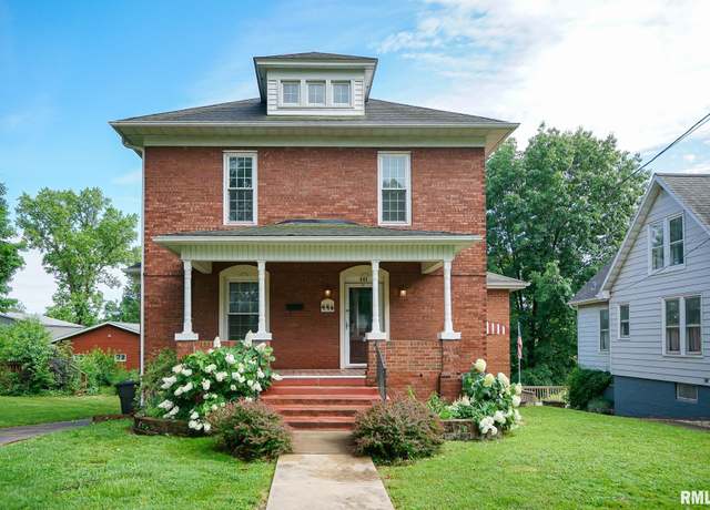 Property at 446 W Pine St, Canton, IL 61520, 3 beds, 2.5 baths