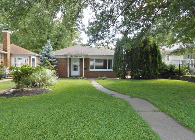 Property at 229 Brown St, Bettendorf, IA 52722, 2 beds, 2.5 baths