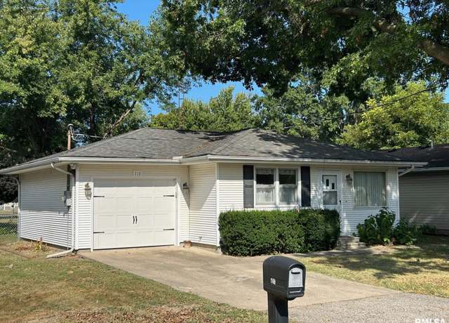 Property at 713 N Pine St, Taylorville, IL 62568, 3 beds, 1.5 baths