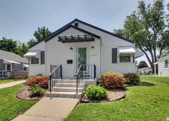 Property at 2016 Sycamore St, Quincy, IL 62301, 2 beds, 1 bath