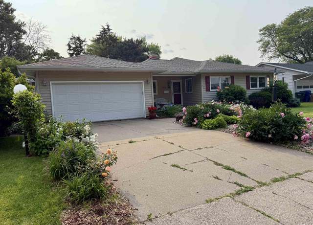 Property at 2816 Forest Rd, Davenport, IA 52803, 4 beds, 2 baths