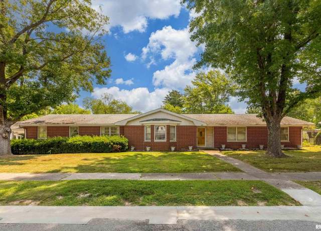 Property at 301 S Glenview Dr, Carbondale, IL 62901, 3 beds, 2 baths