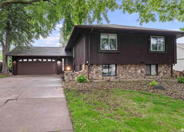 Property at 5721 Taylor St, Davenport, IA 52806, 4 beds, 3 baths